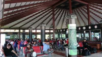 arsitektur-tropis-modern-bandara-soekarno-hatta ruang tunggu Terminal 2 Bandara Soekarno-Hatta dengan atap kayu tinggi berbentuk paviliun, contoh arsitektur tropis modern