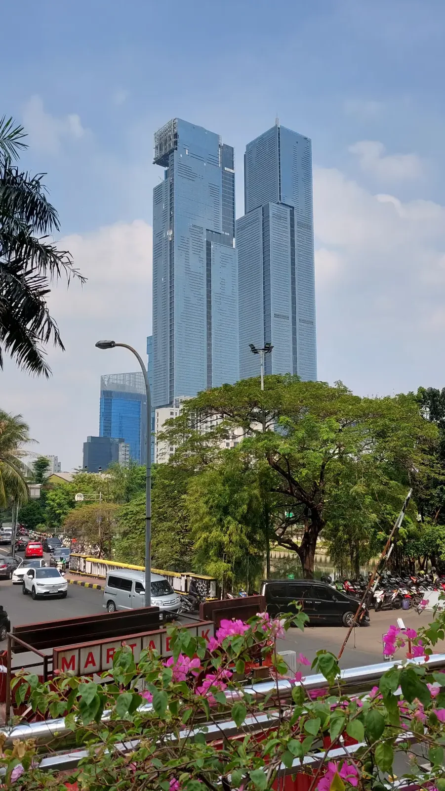 dua menara kaca Autograph Tower dan Luminary Tower dilihat dari jalan Thamrin
