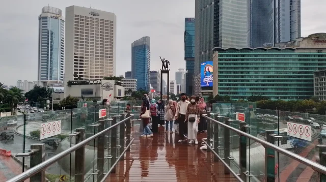 kawasan Bundaran HI dengan gedung tertinggi di Jakarta, menara Thamrin Nine, di latar belakang