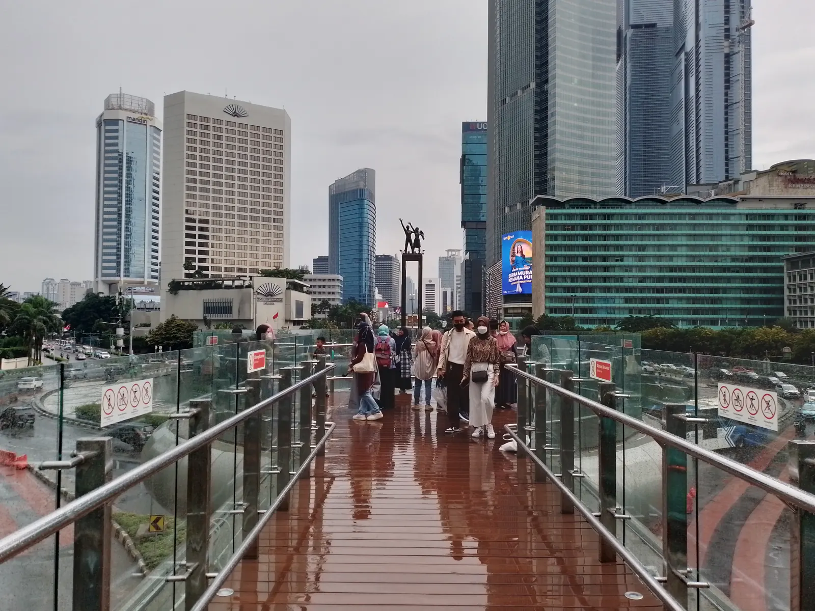 kawasan Bundaran HI dengan gedung tertinggi di Jakarta, menara Thamrin Nine, di latar belakang