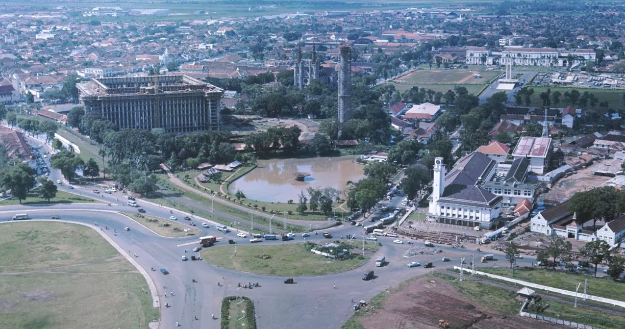 foto lama pemandangan dari Monas ke Masjid Istiqlal yang sedang dibangun, Katedral, dan Lapangan Banteng