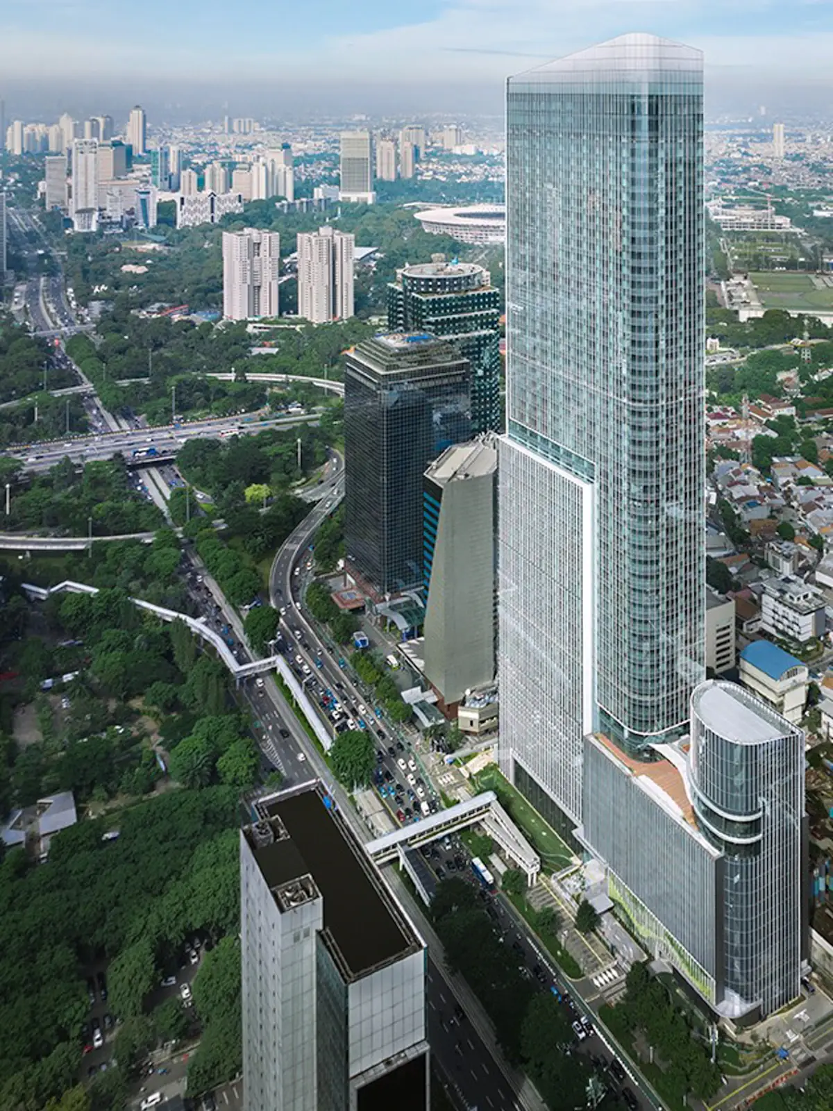 Jakarta Mori Tower menjulang di tepi Jalan Sudirman dilihat dari udara