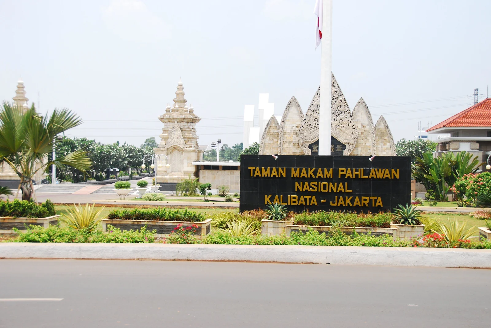 gerbang dan papan nama Taman Makam Pahlawan Nasional Kalibata Jakarta