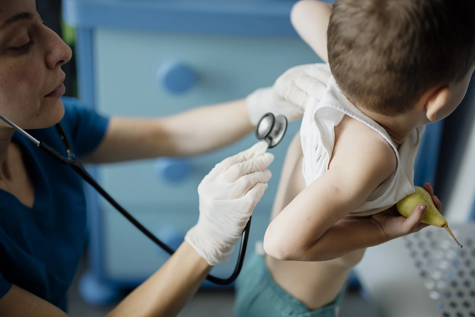 anak diperiksa dokter di klinik