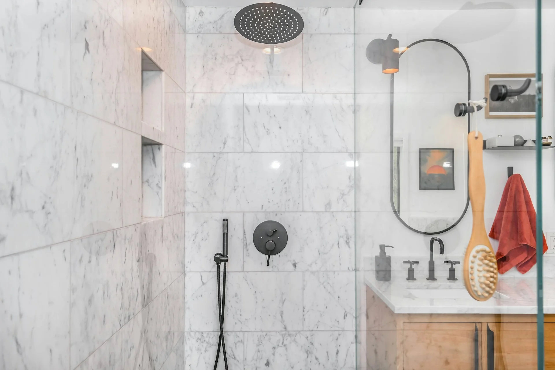 Area shower kamar mandi berdinding keramik marmer putih dengan rain shower dan sekat kaca