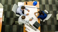 arsitek-rapat-gambar arsitek membahas gambar rencana