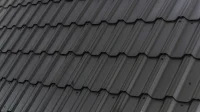 Atap rumah berlapis genteng metal hitam bermotif gelombang yang tersusun rapi