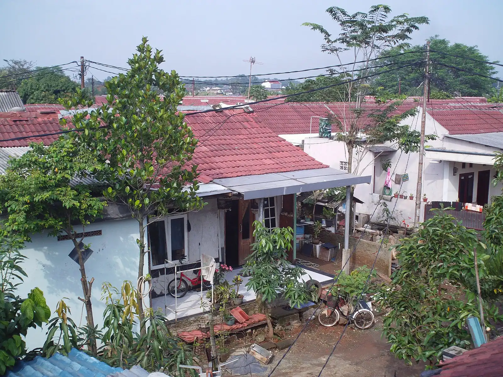 atap rumah di kompleks perumahan, gambaran sebelum beli rumah di Jakarta dengan KPR