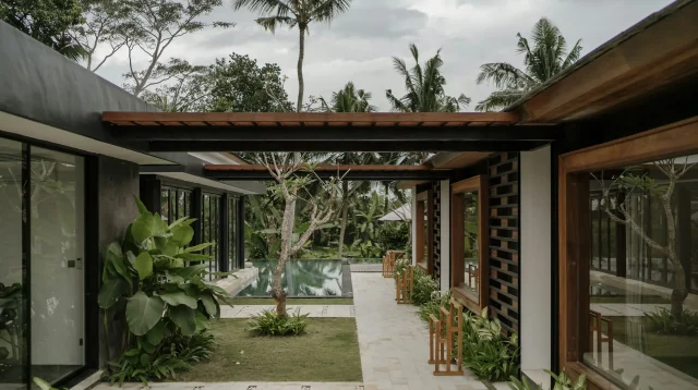 Atap rumah tropis hujan deras: rumah tropis dengan teritis atap lebar menaungi selasar dan taman