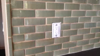 backsplash keramik hijau di dinding dapur