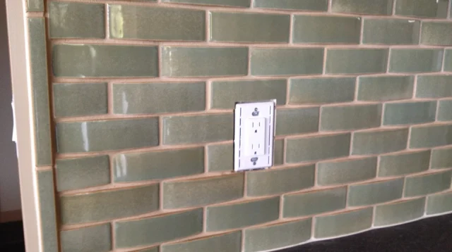 backsplash keramik hijau di dinding dapur