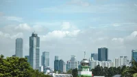 Deretan menara apartemen dan gedung tinggi di skyline Jakarta, gambaran suasana sebelum beli apartemen Jakarta