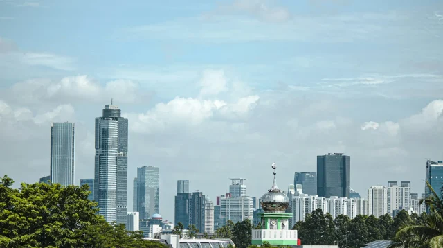 Deretan menara apartemen dan gedung tinggi di skyline Jakarta, gambaran suasana sebelum beli apartemen Jakarta