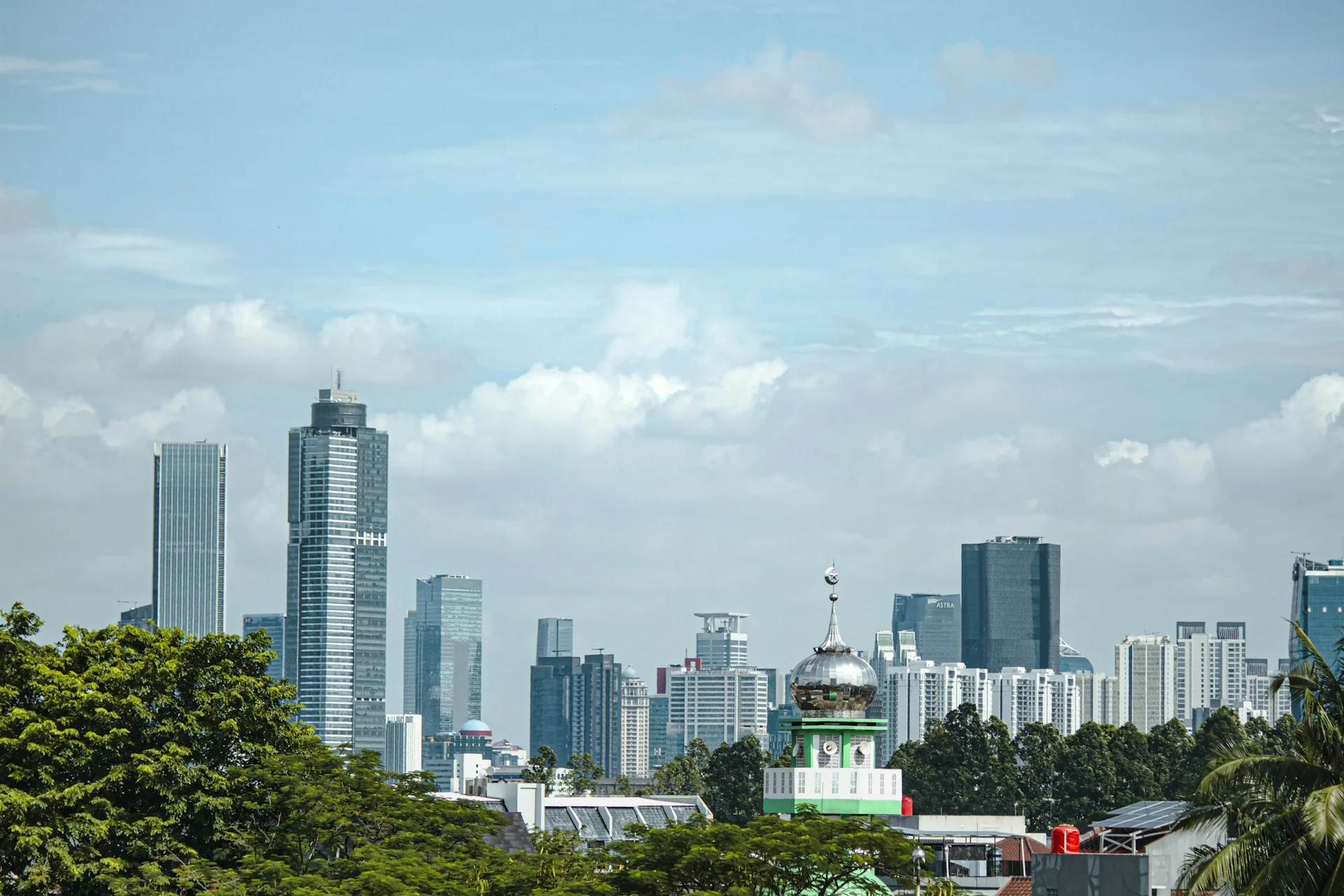 Deretan menara apartemen dan gedung tinggi di skyline Jakarta, gambaran suasana sebelum beli apartemen Jakarta