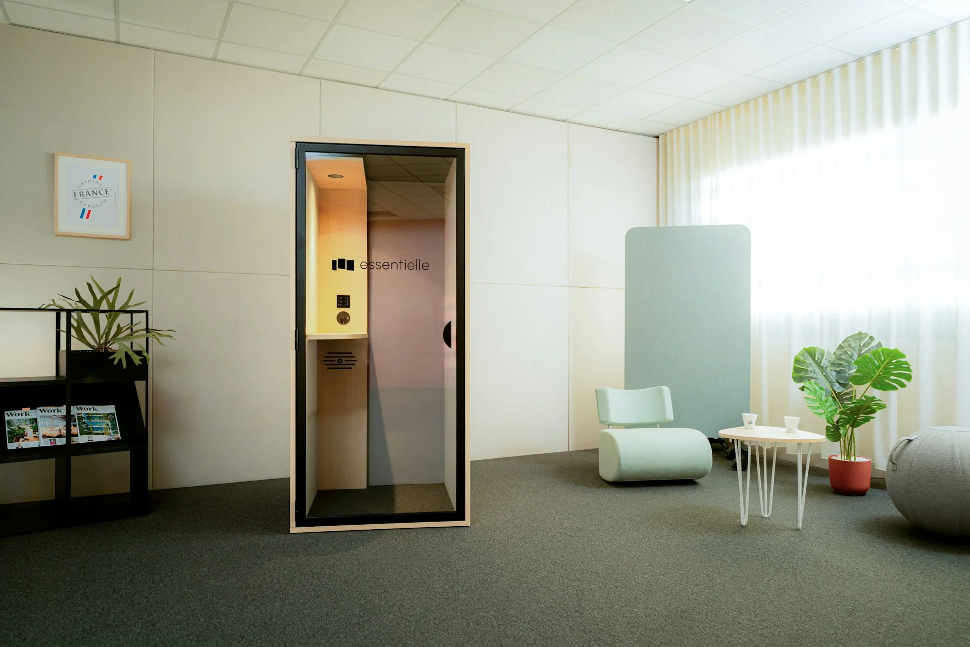 kantor modern dengan bilik kedap suara