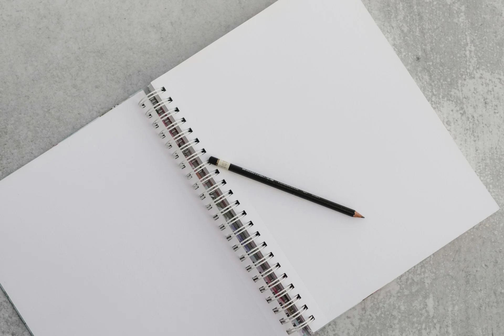 buku catatan dan pensil untuk menulis rencana