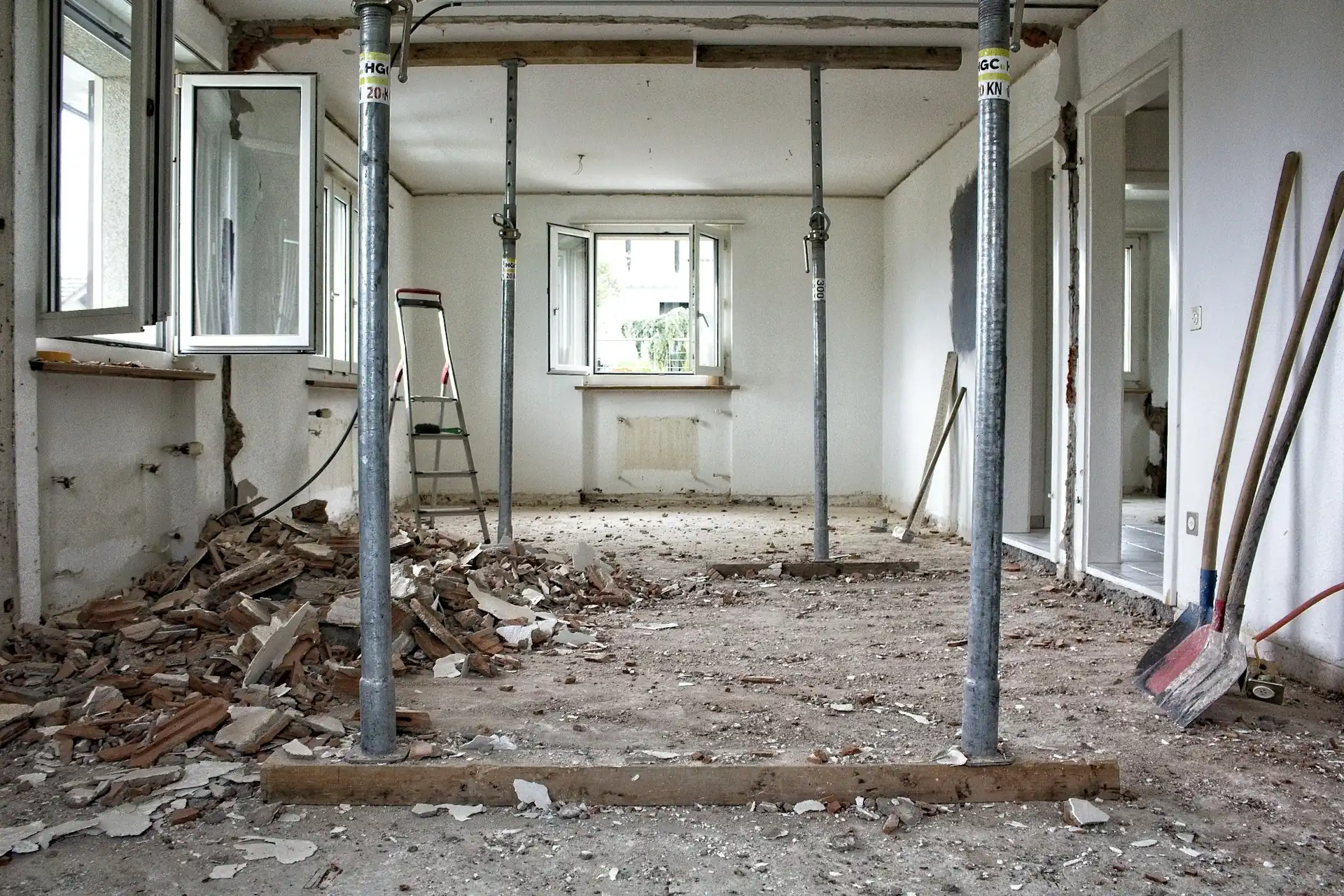 ruangan dengan tiang penyangga saat cara renovasi rumah dengan perencanaan matang