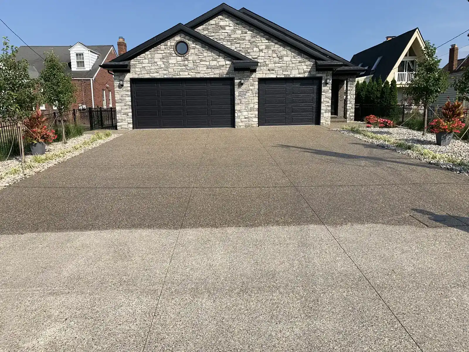 carport-batu-sikat-exposed-aggregate-rumah Carport dan jalan masuk rumah berlantai batu sikat exposed aggregate dengan koral kecil, separuh bagian depan belum dilapisi coating