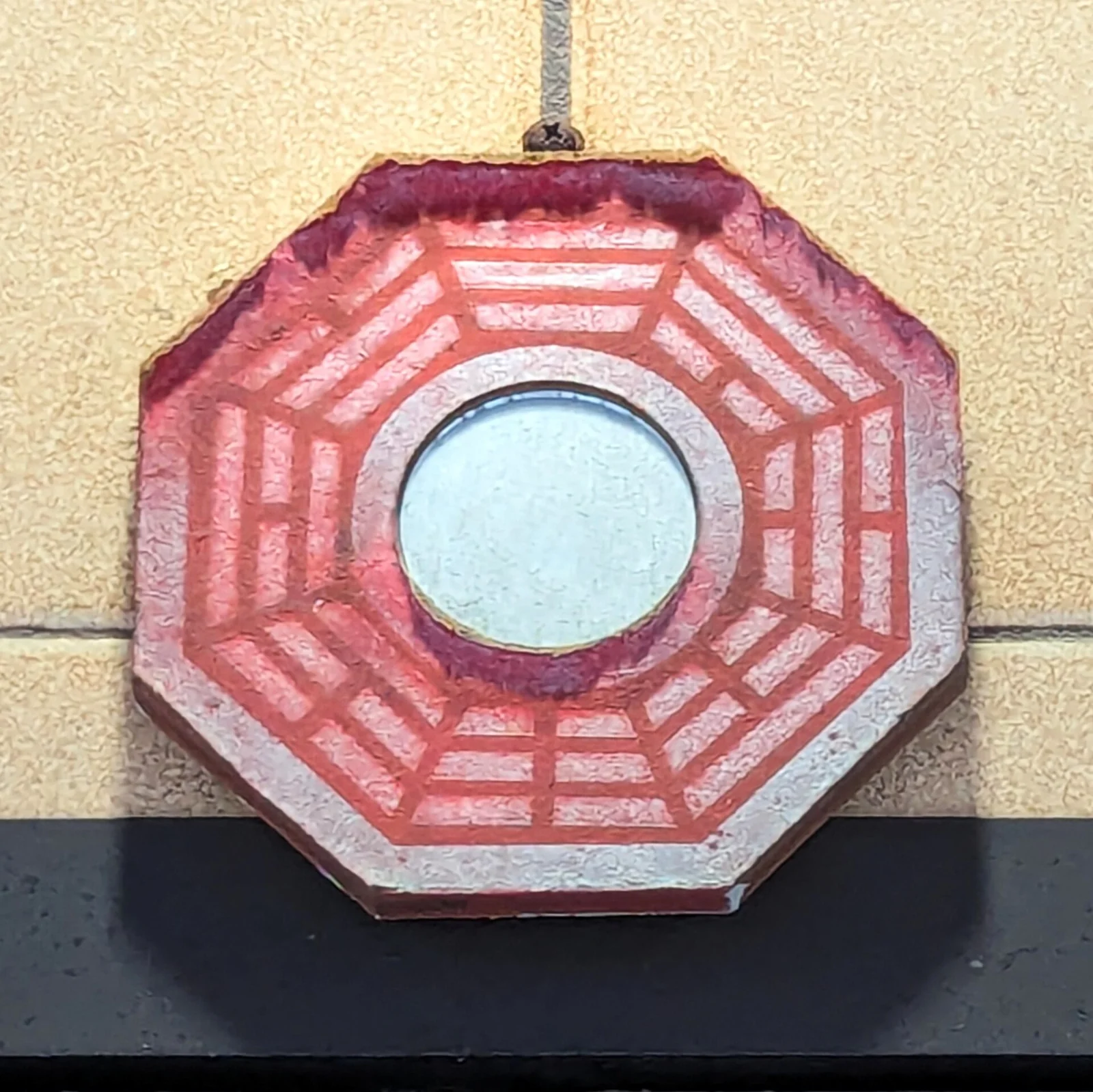 cermin bagua di atas pintu rumah