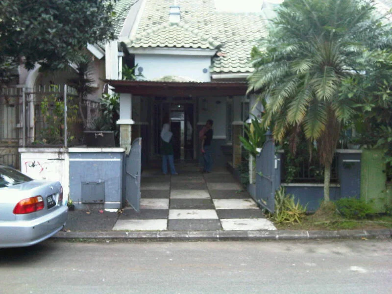 desain rumah modern di kawasan perumahan cluster dengan pagar rendah