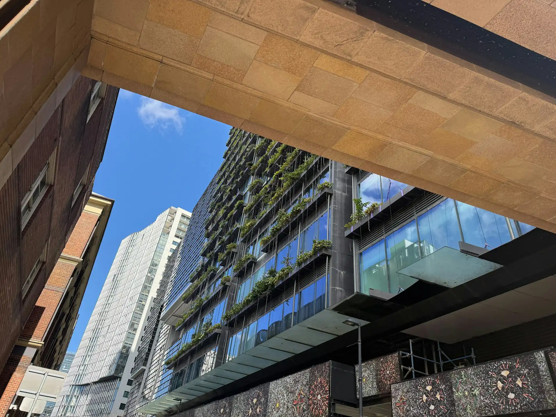 contoh arsitektur green building dengan taman vertikal