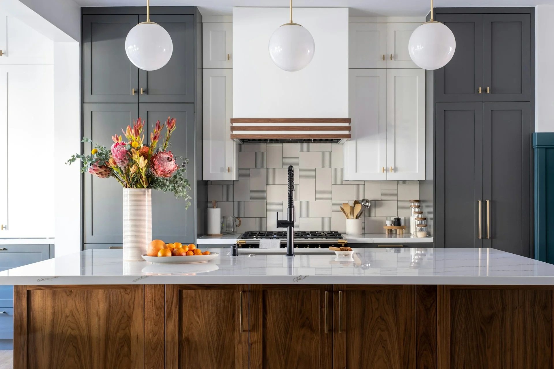 dapur dengan kabinet kayu dan meja marmer