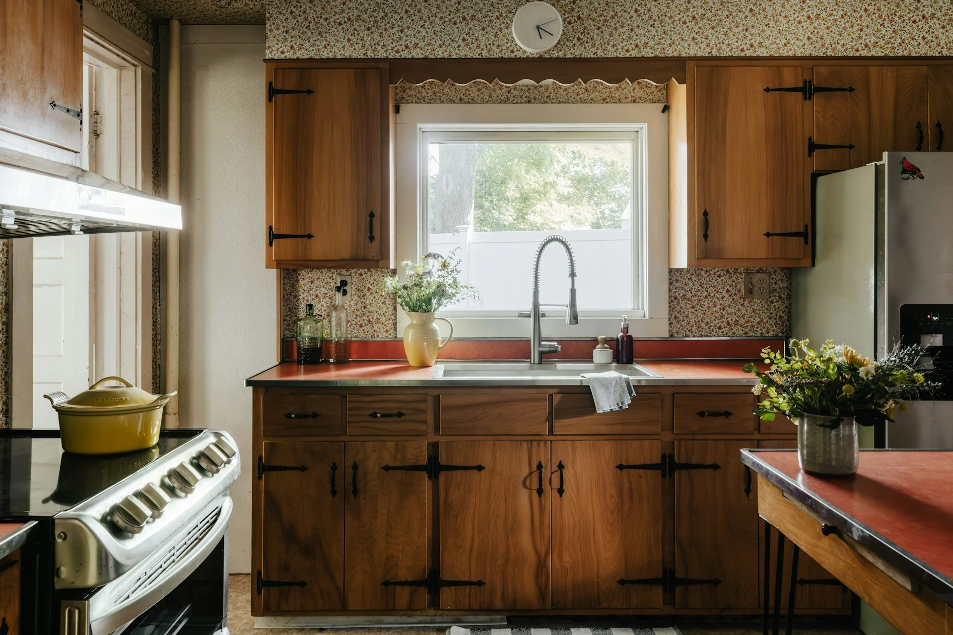 dapur dengan kabinet kayu hangat
