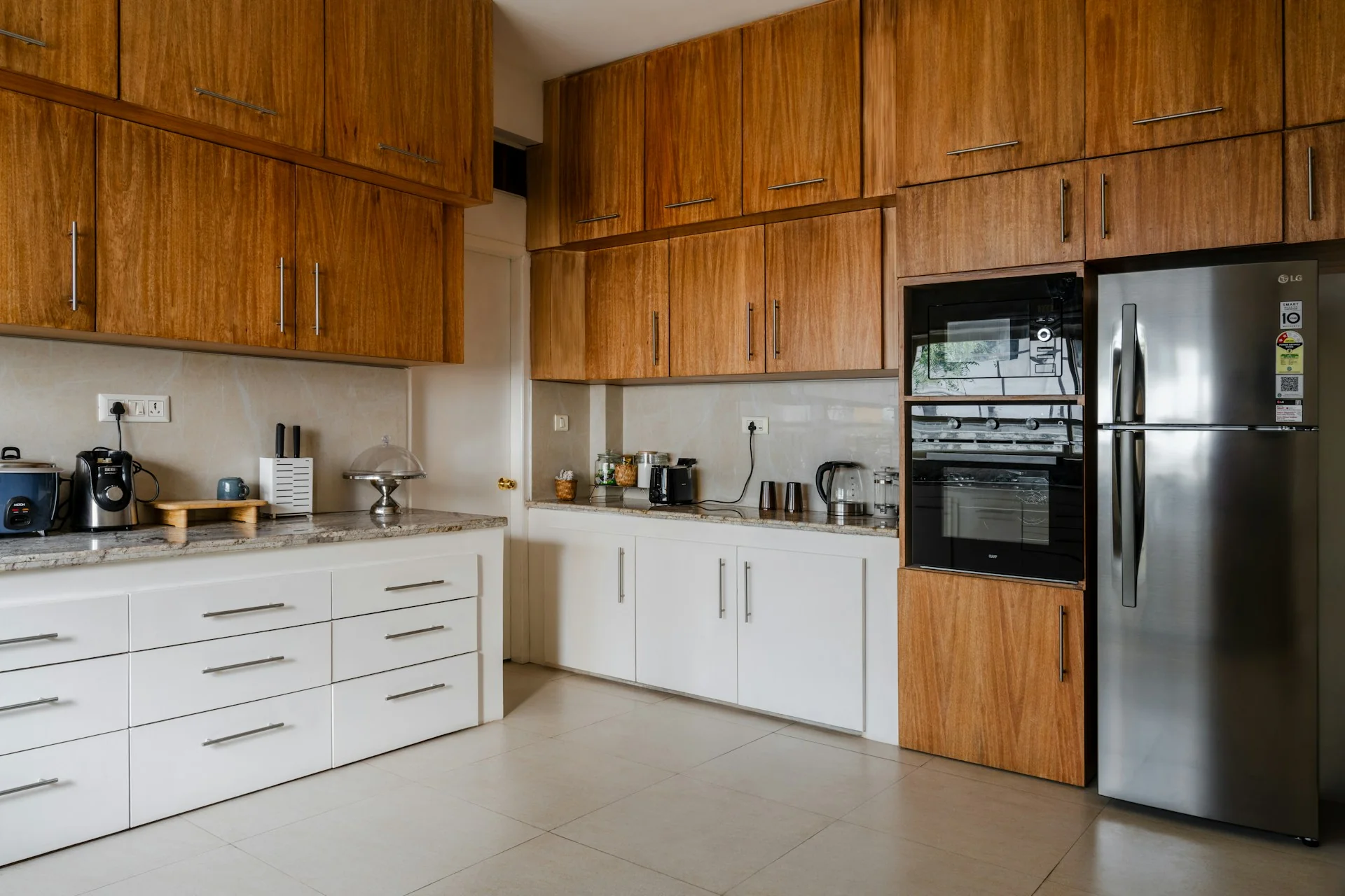 dapur dengan kulkas kompor dan kabinet