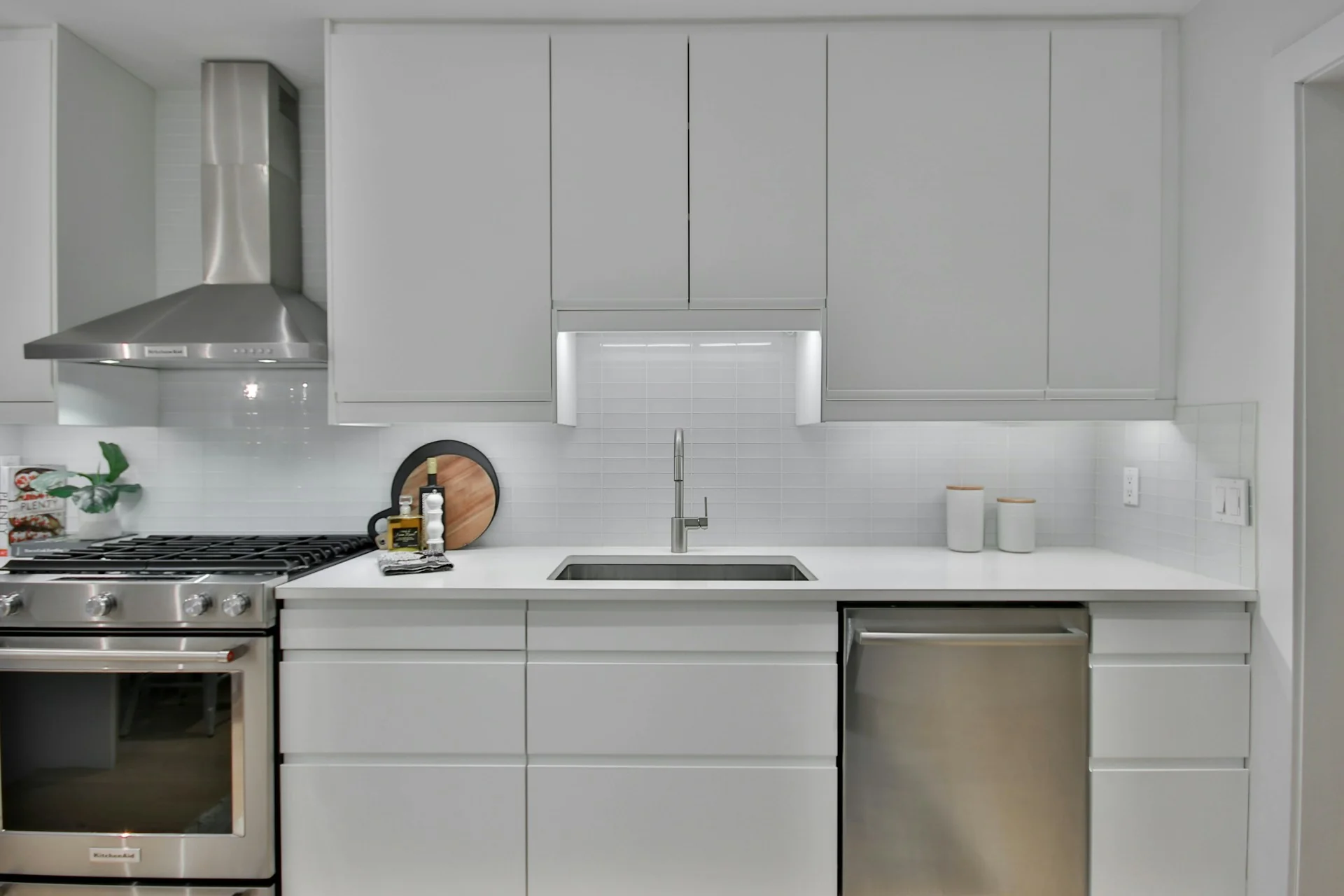 dapur dengan kabinet putih polos
