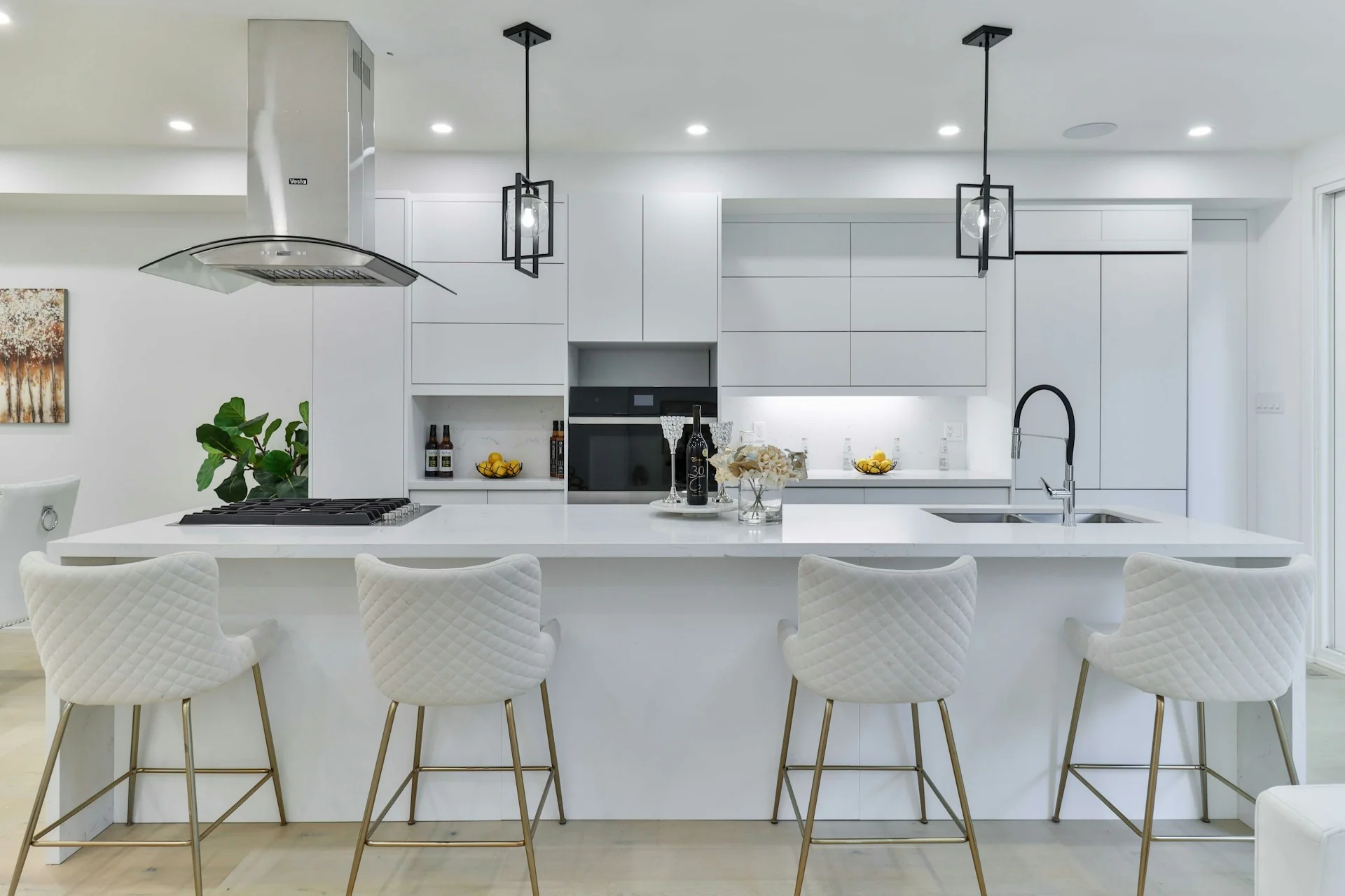 dapur dengan meja bar dan kursi tinggi