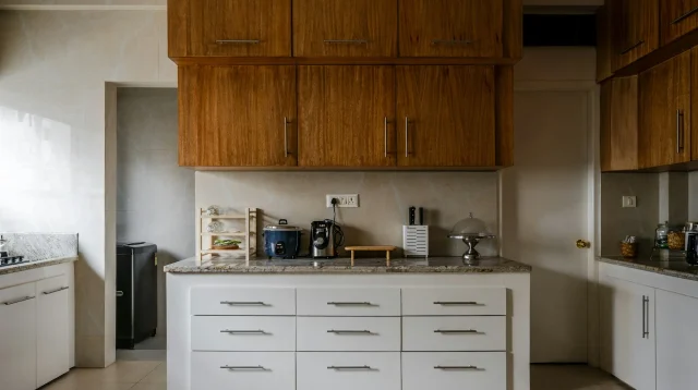 dapur minimalis dengan meja kerja panjang