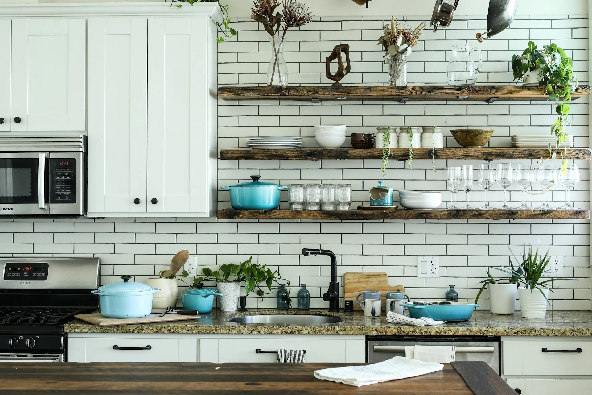dapur dengan rak kayu terbuka