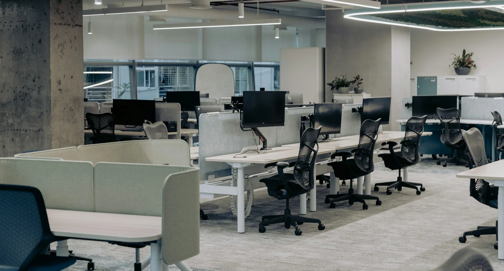 ruang kerja sebagai contoh desain kantor minimalis
