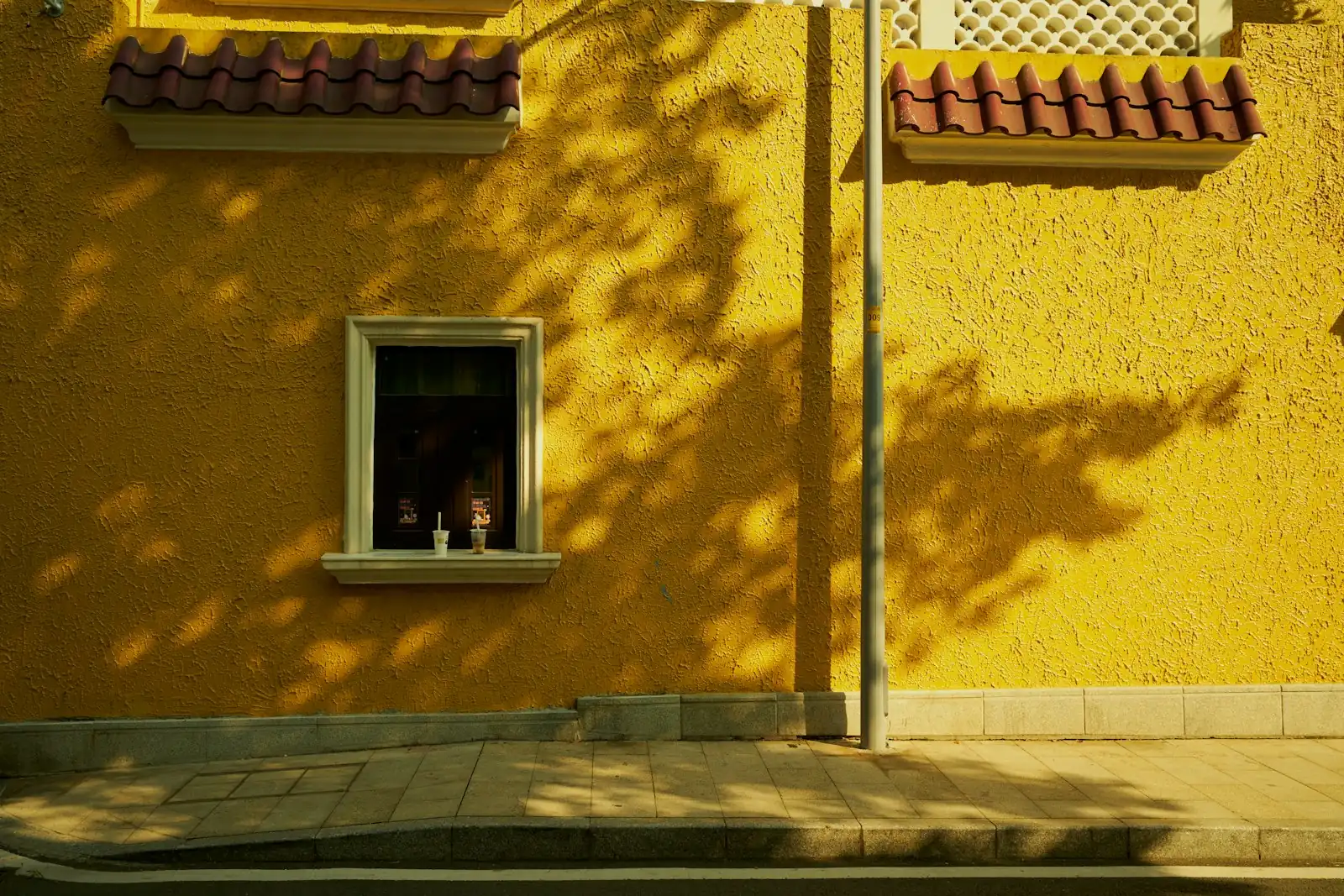 dinding rumah bercat kuning