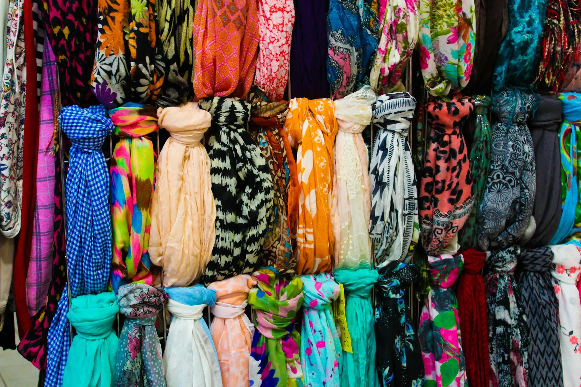 deretan hijab dan syal berbagai warna