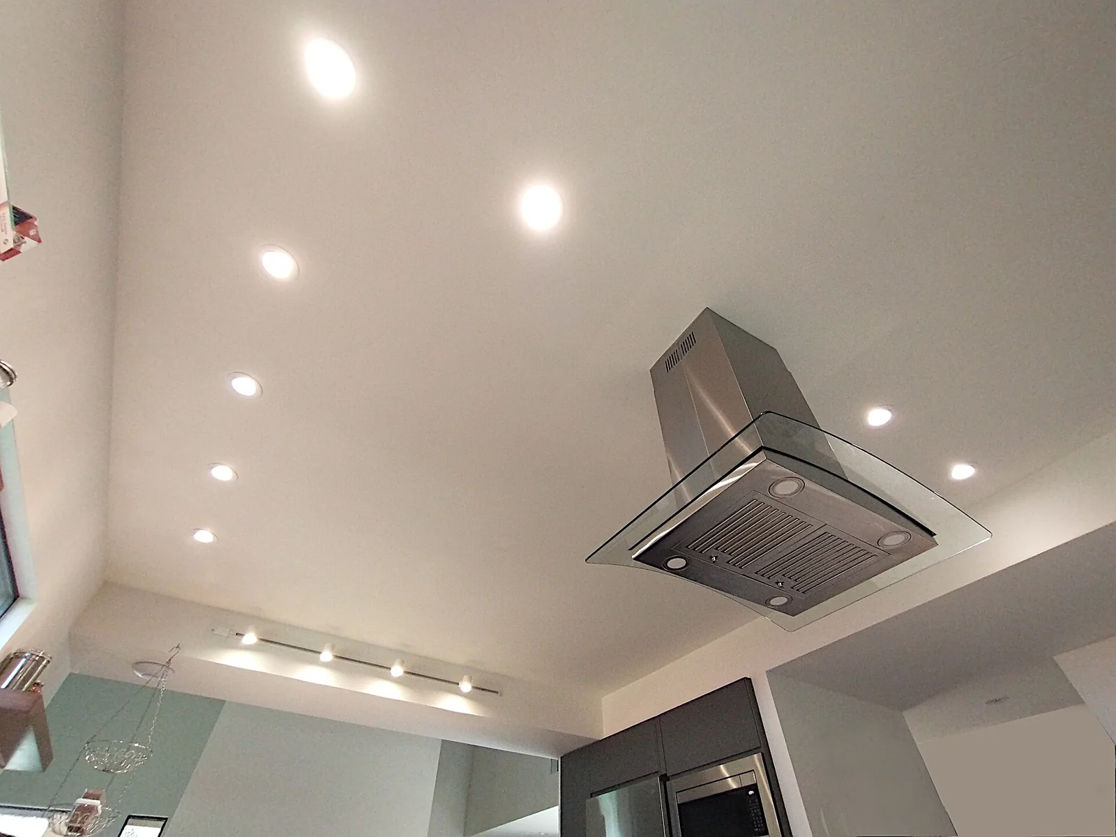lampu downlight di plafon dapur