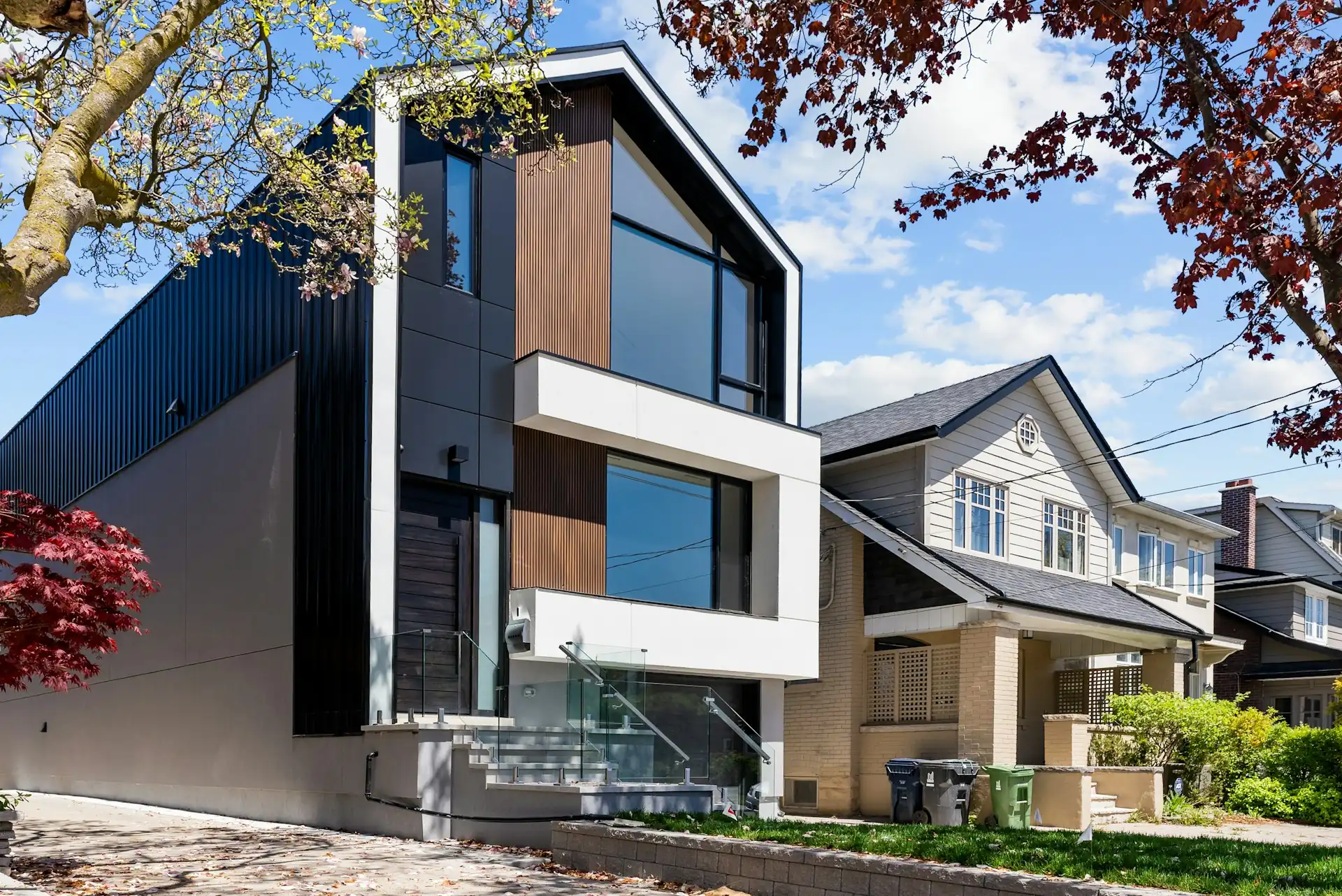 fasad-rumah-dua-lantai-sempit-modern Fasad rumah dua lantai sempit bergaya modern dengan panel kayu, jendela kaca lebar, dan tangga depan