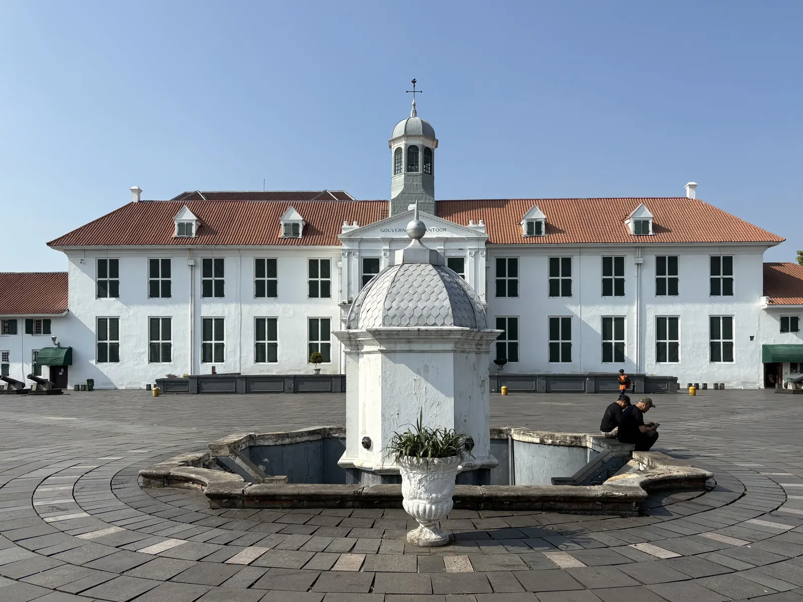 gedung Museum Fatahillah dengan menara kecil di atapnya