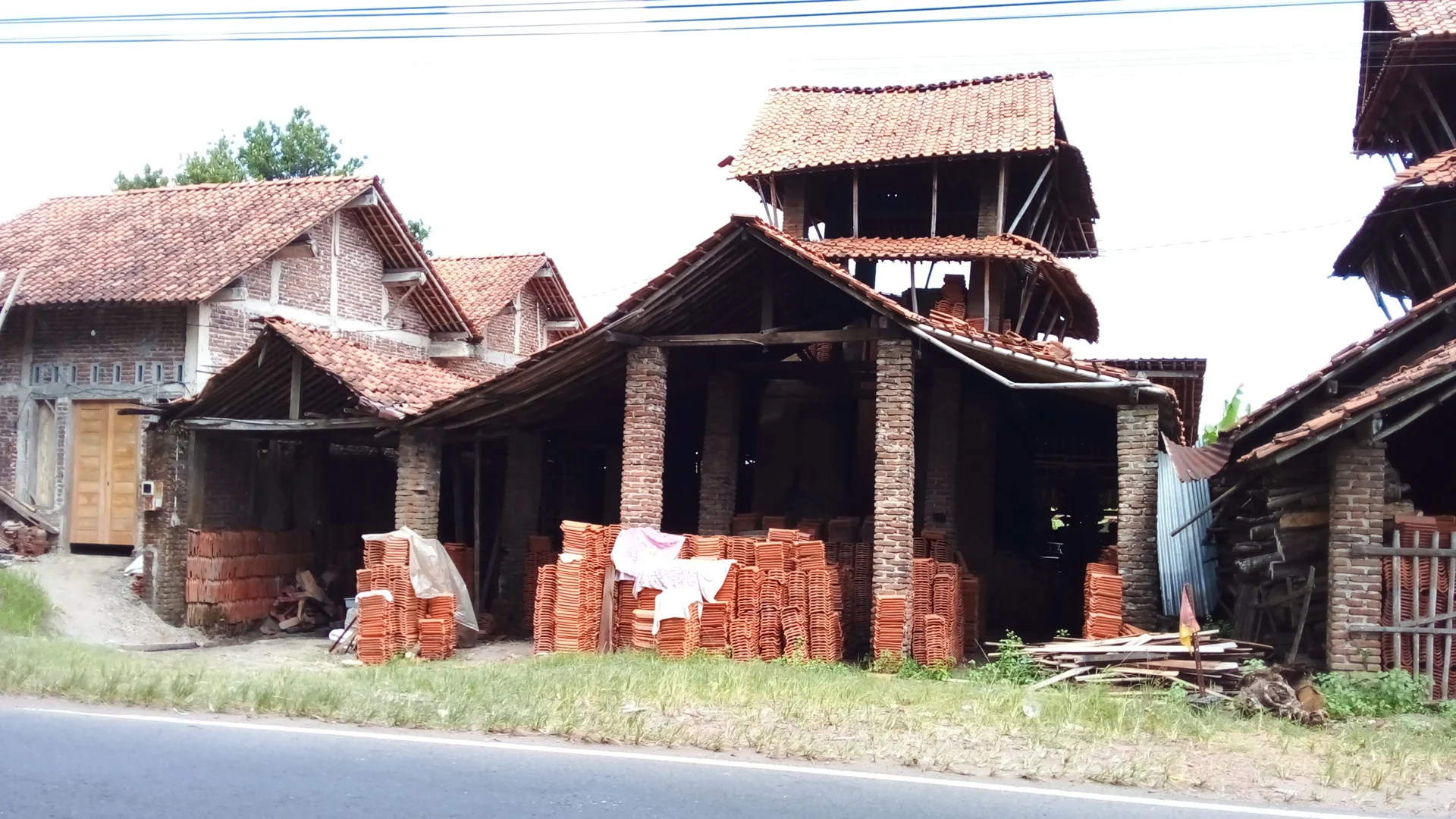 tumpukan genteng tanah liat siap jual di Pejagoan Kebumen