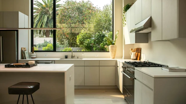 Kitchen set bentuk L dengan kabinet atas dan bawah tanpa handle