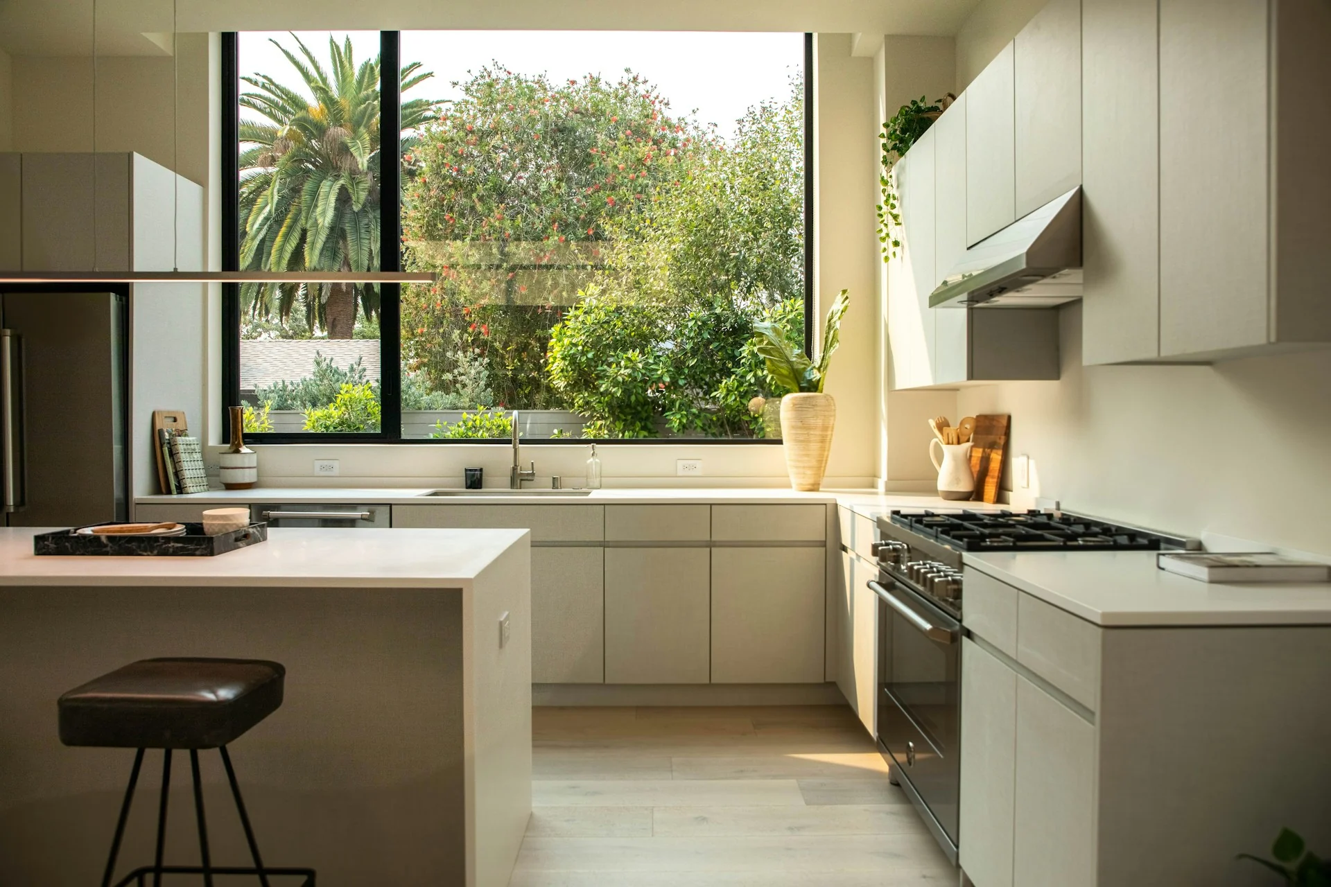 Kitchen set bentuk L dengan kabinet atas dan bawah tanpa handle