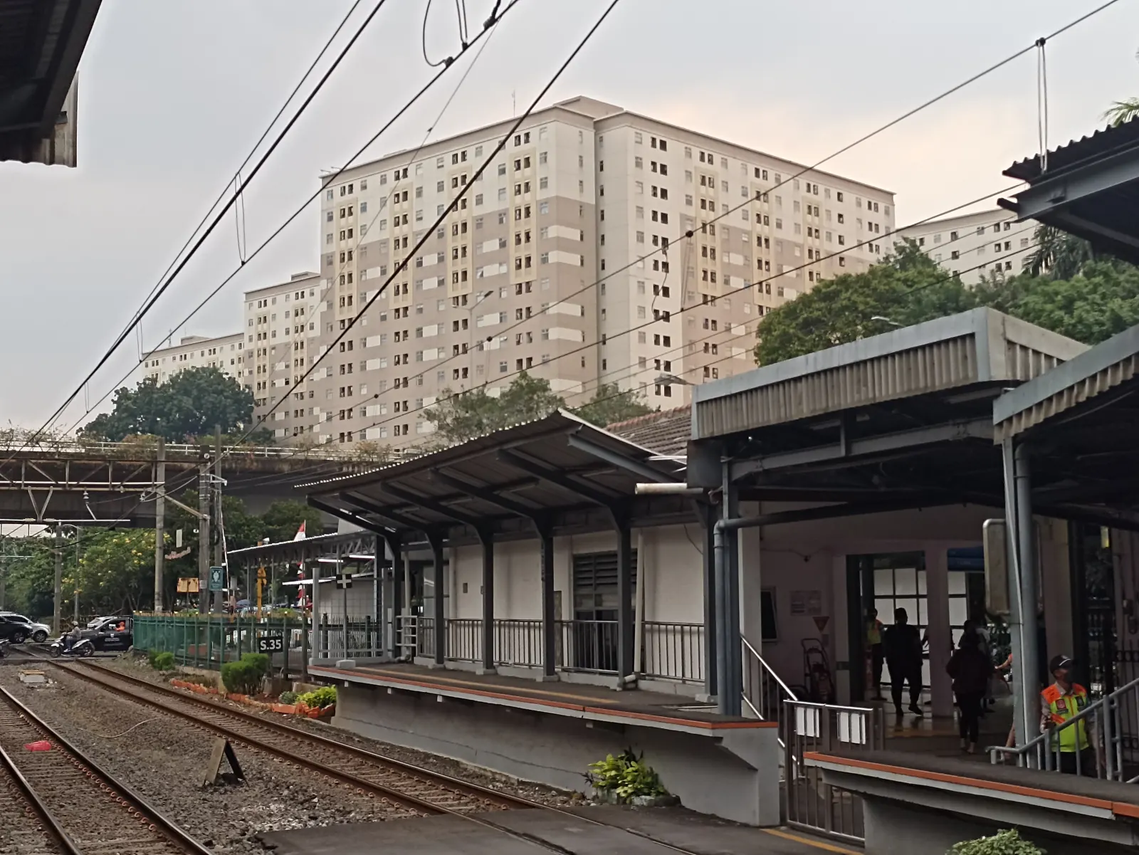 menara apartemen Kalibata City dilihat dari Stasiun Duren Kalibata