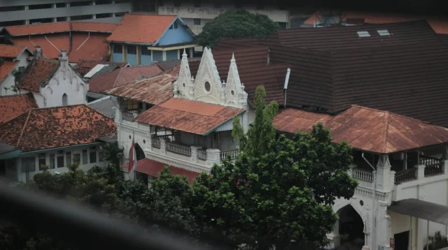 Deretan bangunan lama beratap genteng dilihat dari atas