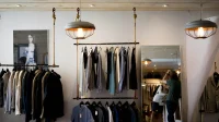 interior-butik-gantungan interior butik pakaian dengan gantungan