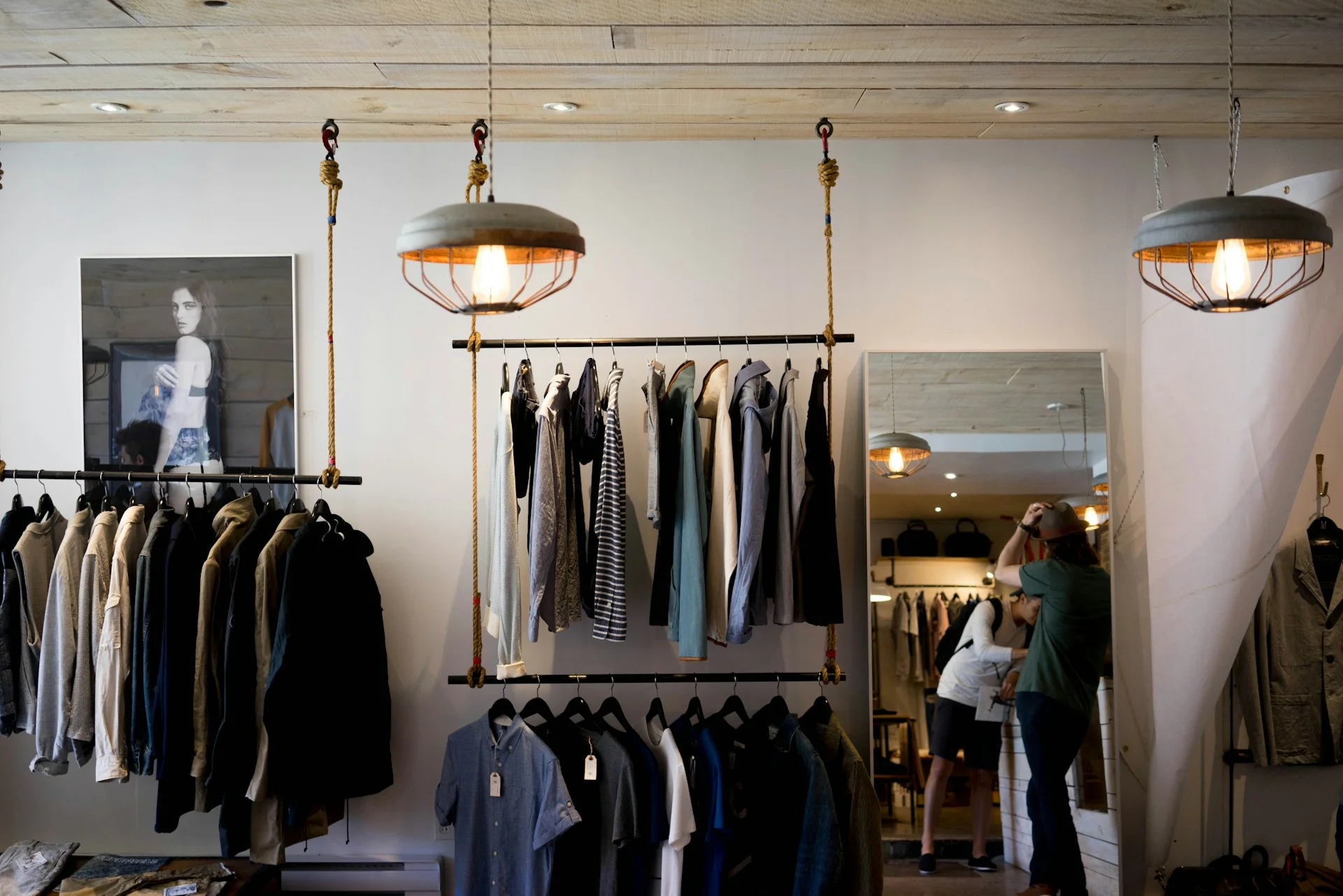 interior-butik-gantungan interior butik pakaian dengan gantungan