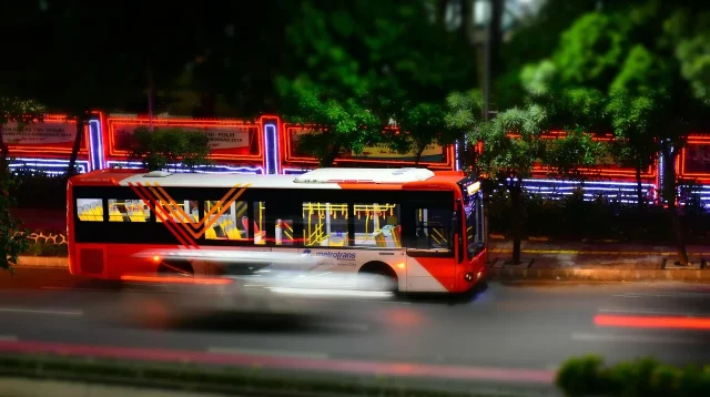 jalan di Jakarta pada malam hari
