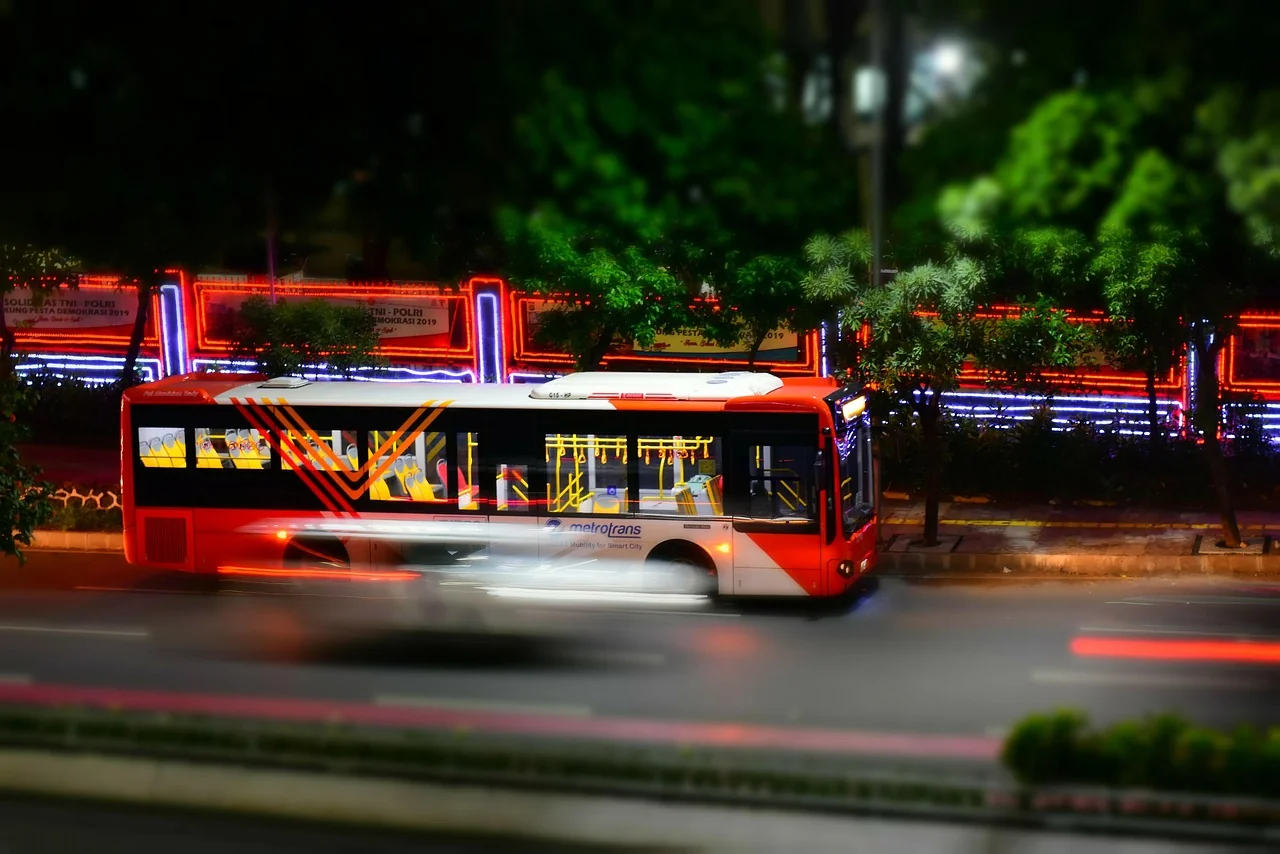 jalan di Jakarta pada malam hari