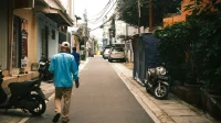 Deretan rumah tinggal di jalan permukiman Jakarta, contoh bangunan yang terkena biaya PBG rumah tinggal Jakarta