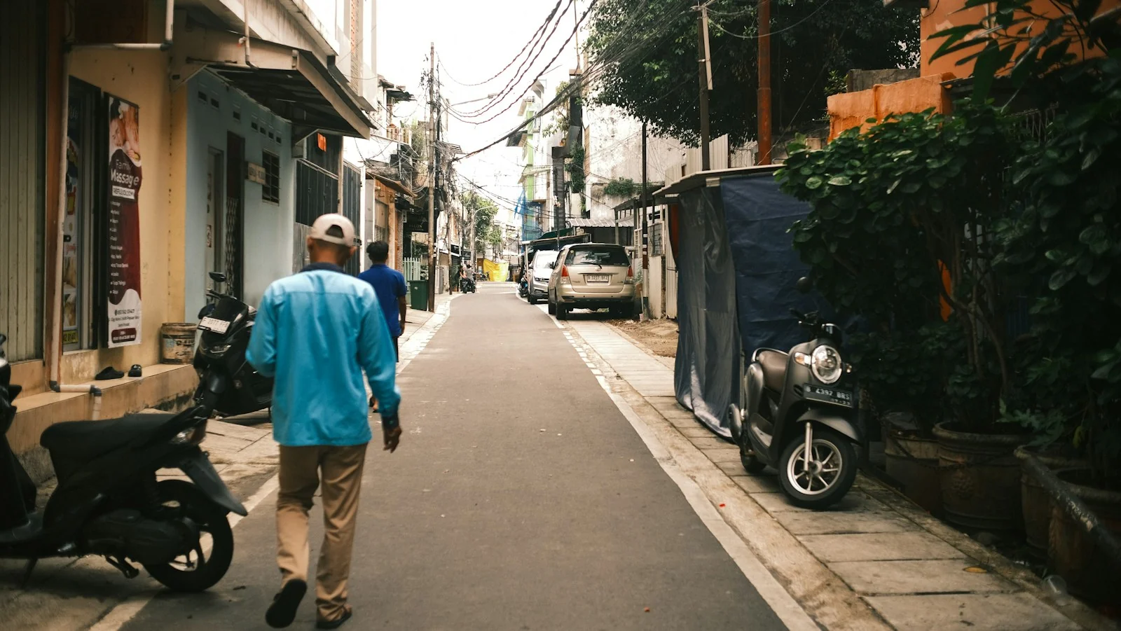 jalan-permukiman-rumah-tinggal-jakarta Deretan rumah tinggal di jalan permukiman Jakarta, contoh bangunan yang terkena biaya PBG rumah tinggal Jakarta