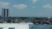 permukiman Jakarta Timur dilihat dari atap AEON Mall